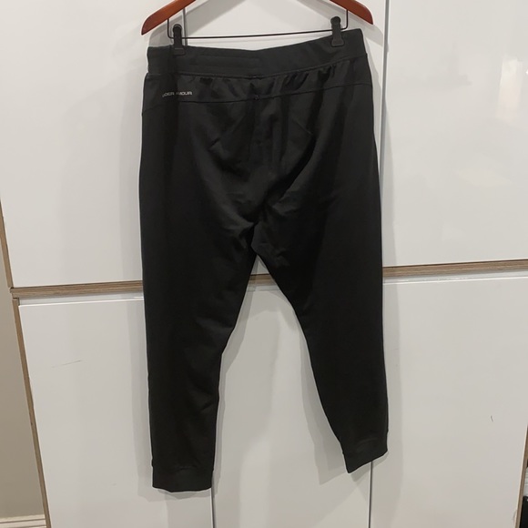 Gently worn black under Armour joggers. - Picture 4 of 5
